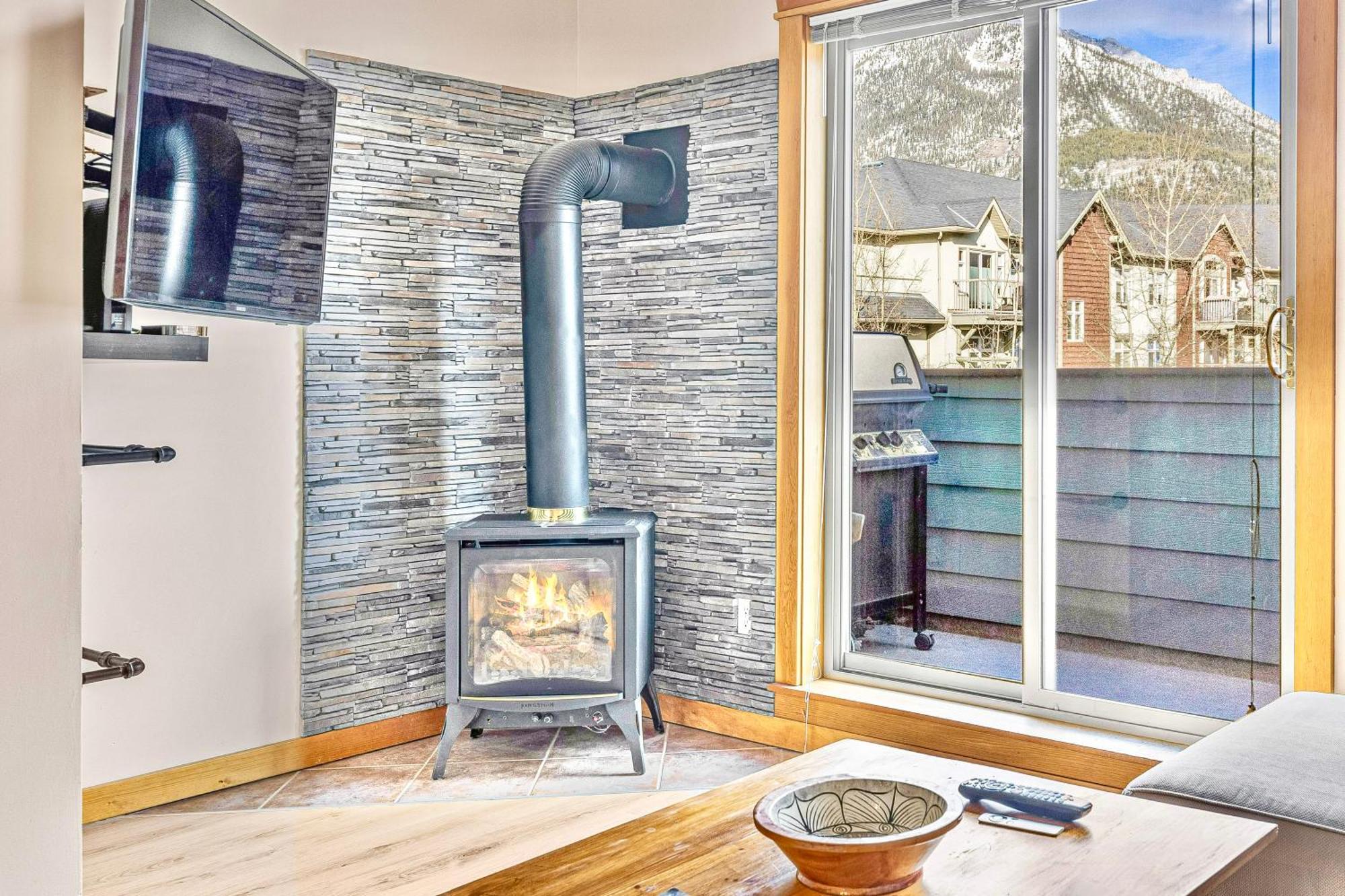 Canmore Mountain View Loft Apartment Heated Outdoor Pool Exteriér fotografie