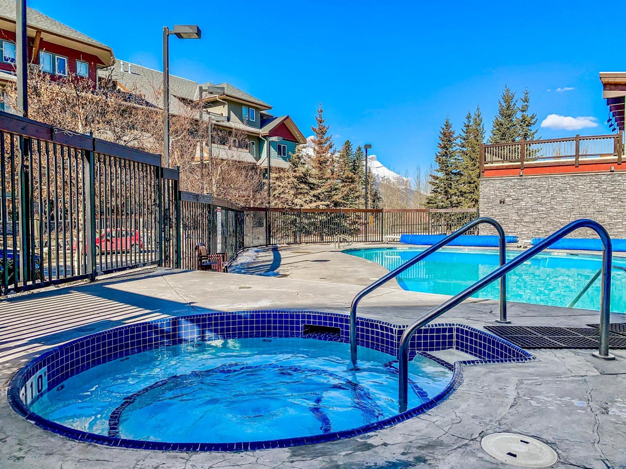Canmore Mountain View Loft Apartment Heated Outdoor Pool Exteriér fotografie