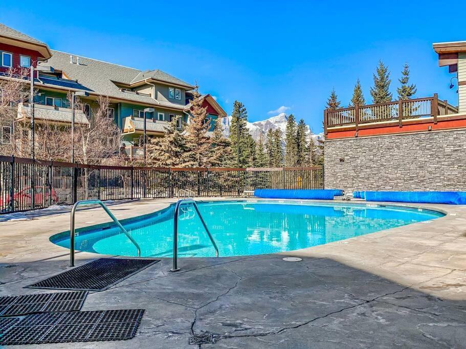 Canmore Mountain View Loft Apartment Heated Outdoor Pool Exteriér fotografie