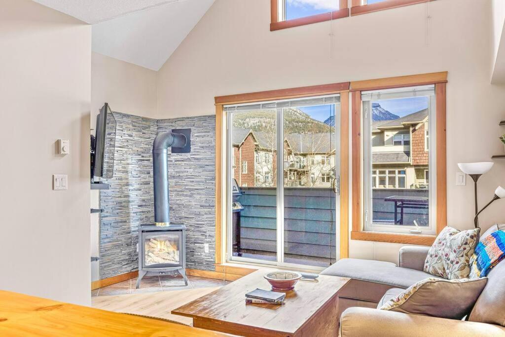 Canmore Mountain View Loft Apartment Heated Outdoor Pool Exteriér fotografie